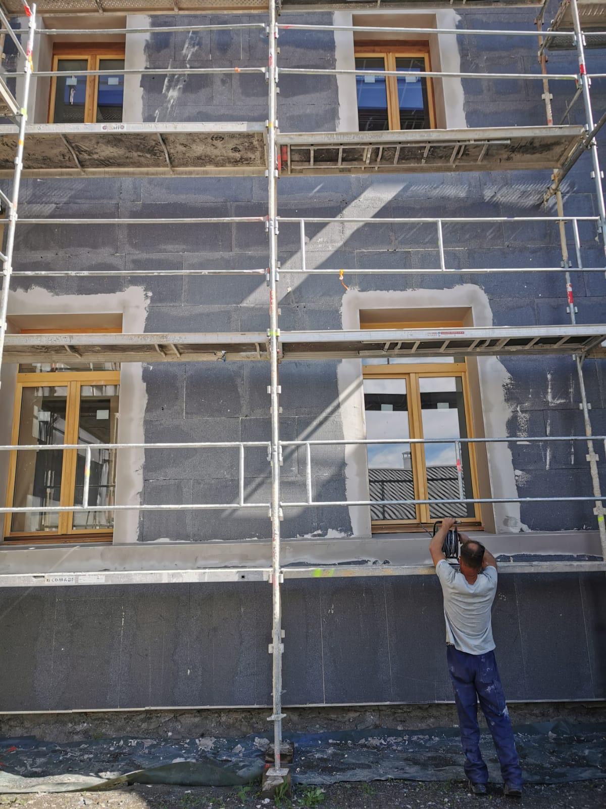 Isolation des murs par l’extérieur (ITE) réalisée par un façadier