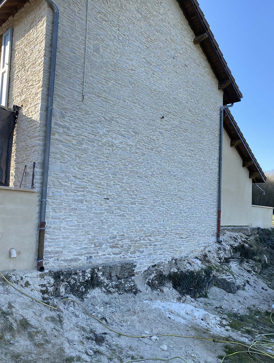 Préparation et brossage des joints de pierre