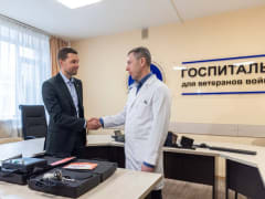 Алексей Вихарев передал госпиталю ветеранов войн устройство для проведения операций на коже