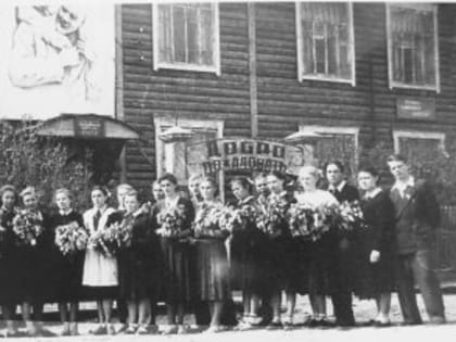 Парта школьная мне снится и учебника страница