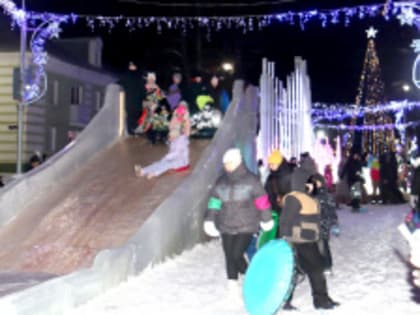 Сегодня зажглись огни на главной городской ёлке!