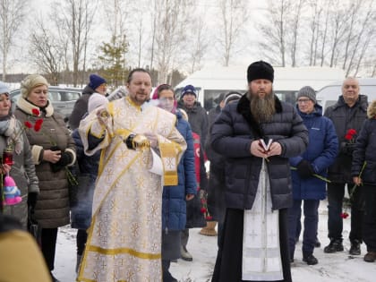 Первоуральцы почтили память погибших при экстренной посадке ТУ-134
