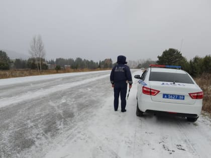 Гололедица на дорогах Свердловской области вызывает опасения у автоинспекторов