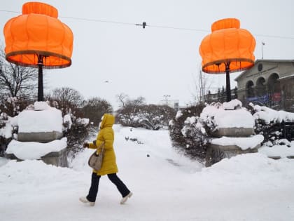 В Екатеринбурге фонари на аллее у театра «Урал Опера Балет» вновь украсили абажурами
