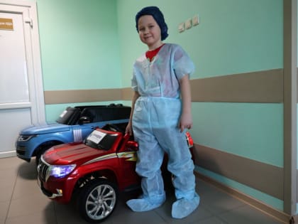 Маленькие свердловские пациенты получили в подарок электромобили