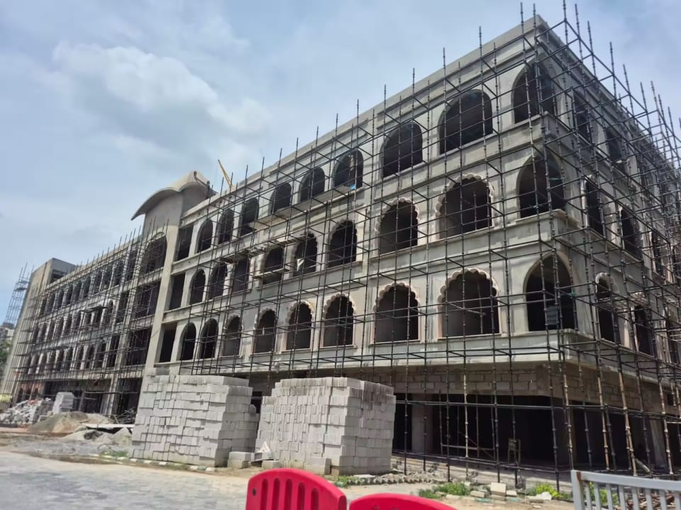 Corner construction view showing the scale of Krishna Bhumi Arcade
