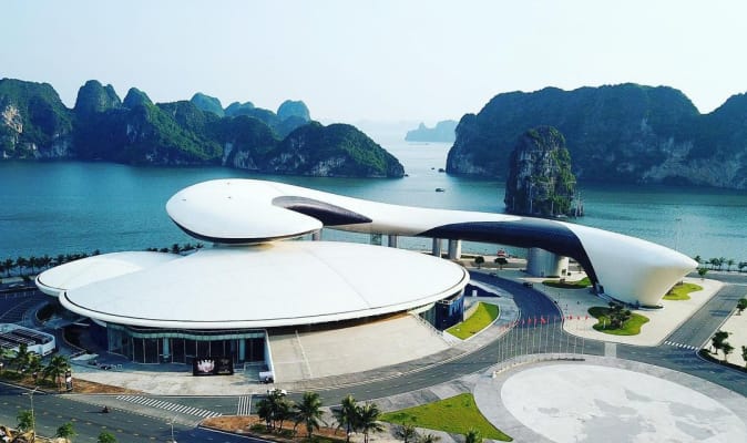 Cung Cá Heo Hạ Long – Kiến trúc độc đáo bên bờ vịnh tuyệt đẹp