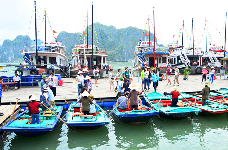 Nghề chèo đò trên vịnh Hạ Long Nghề chèo đò trên vịnh Hạ Long