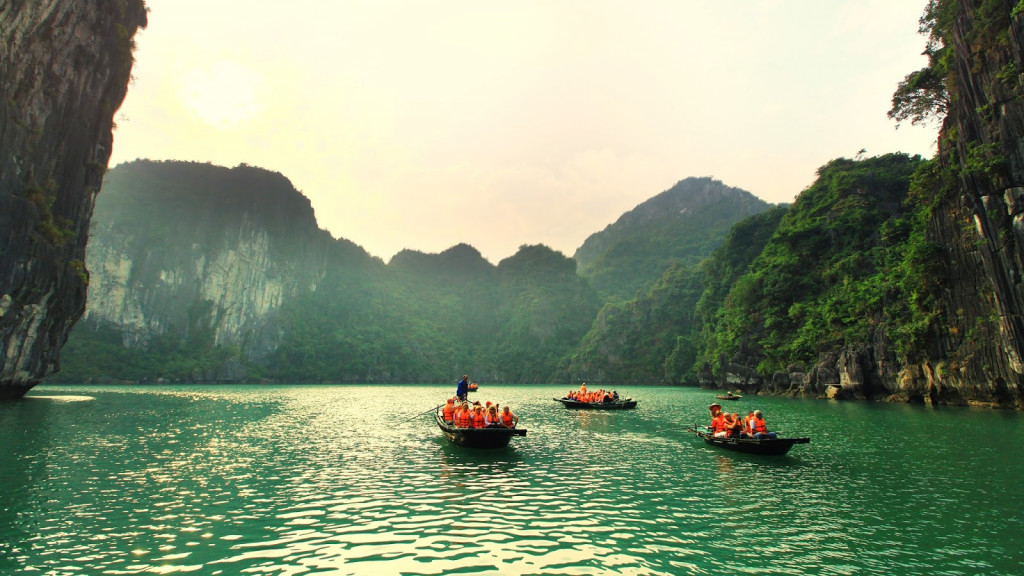 Nghề chèo đò trên vịnh Hạ Long Nghề chèo đò trên vịnh Hạ Long