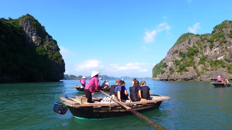 Nghề chèo đò trên vịnh Hạ Long Nghề chèo đò trên vịnh Hạ Long