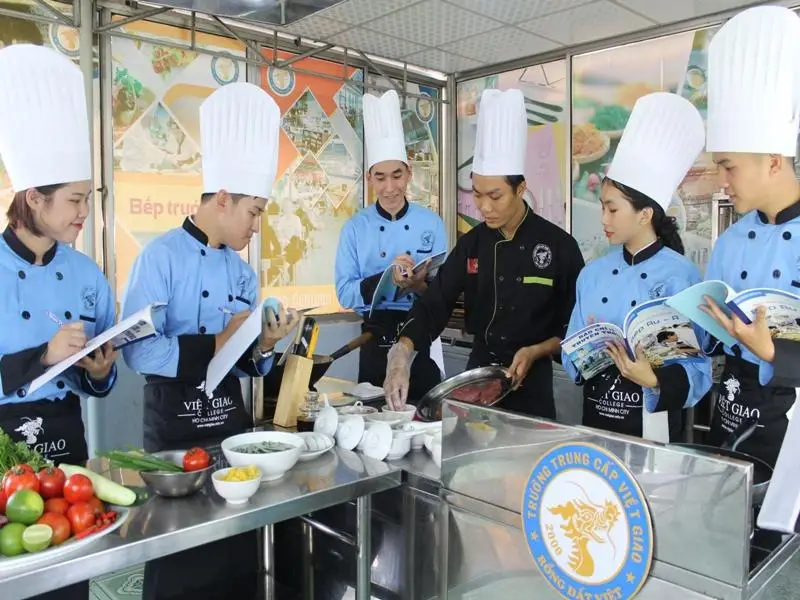 Học Nghề Đầu Bếp Có Cần Bằng Cấp? - Lộ Trình Và Cơ Hội
