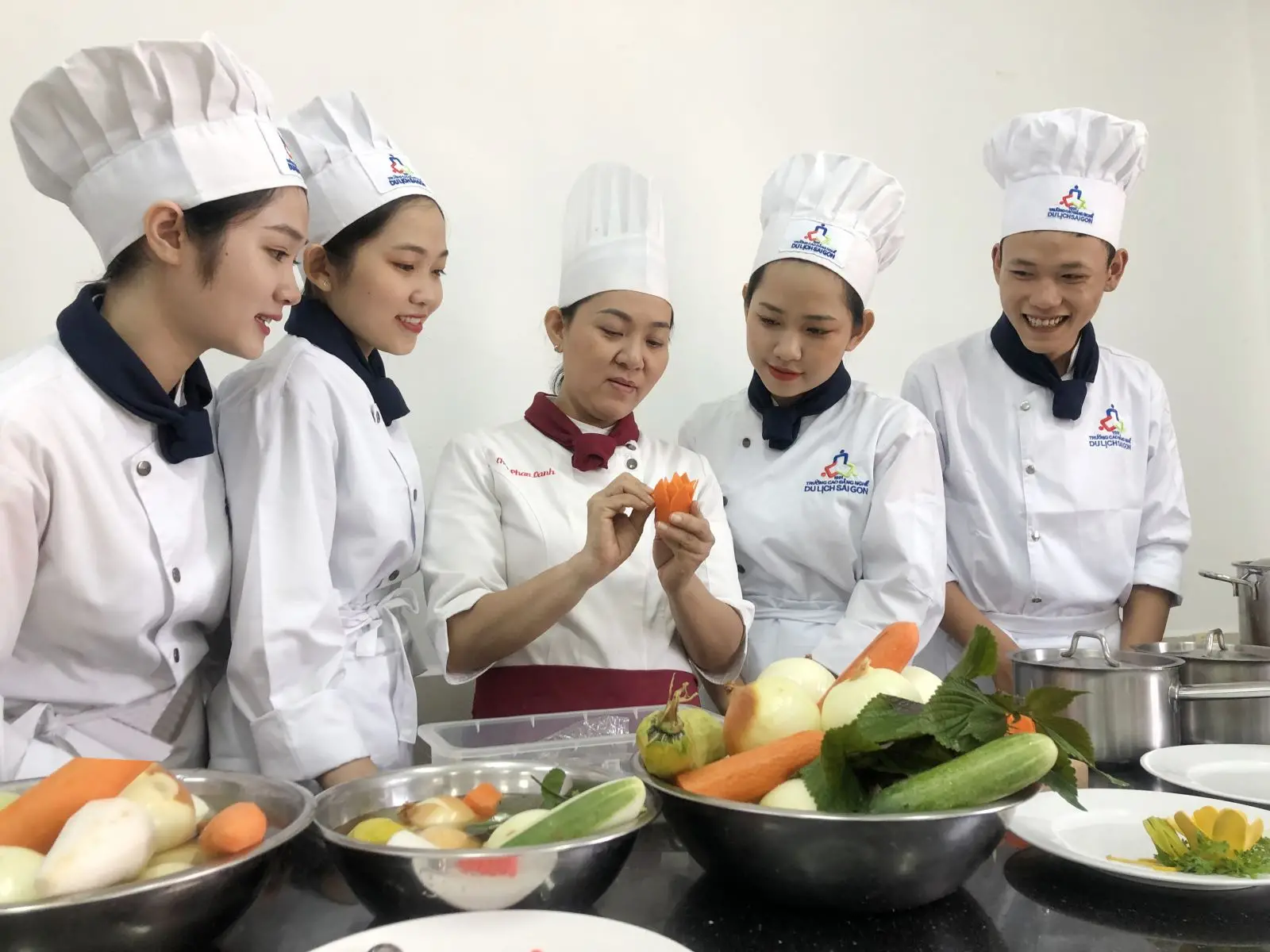 Học Nghề Đầu Bếp Có Cần Bằng Cấp? - Lộ Trình Và Cơ Hội