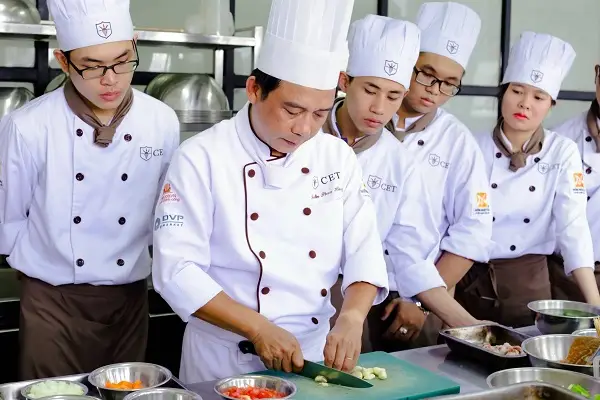 Học Nghề Đầu Bếp Có Cần Bằng Cấp? - Lộ Trình Và Cơ Hội