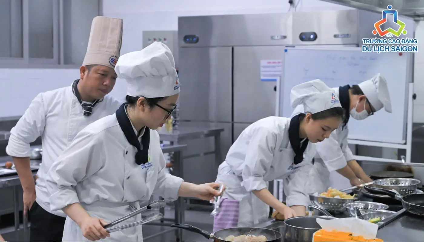 Học Nghề Đầu Bếp Có Cần Bằng Cấp? - Lộ Trình Và Cơ Hội