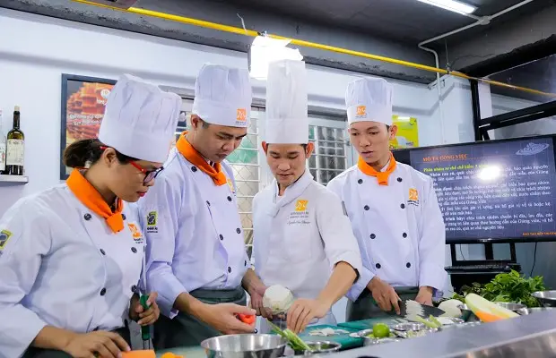 Học Nghề Đầu Bếp Có Cần Bằng Cấp? - Lộ Trình Và Cơ Hội
