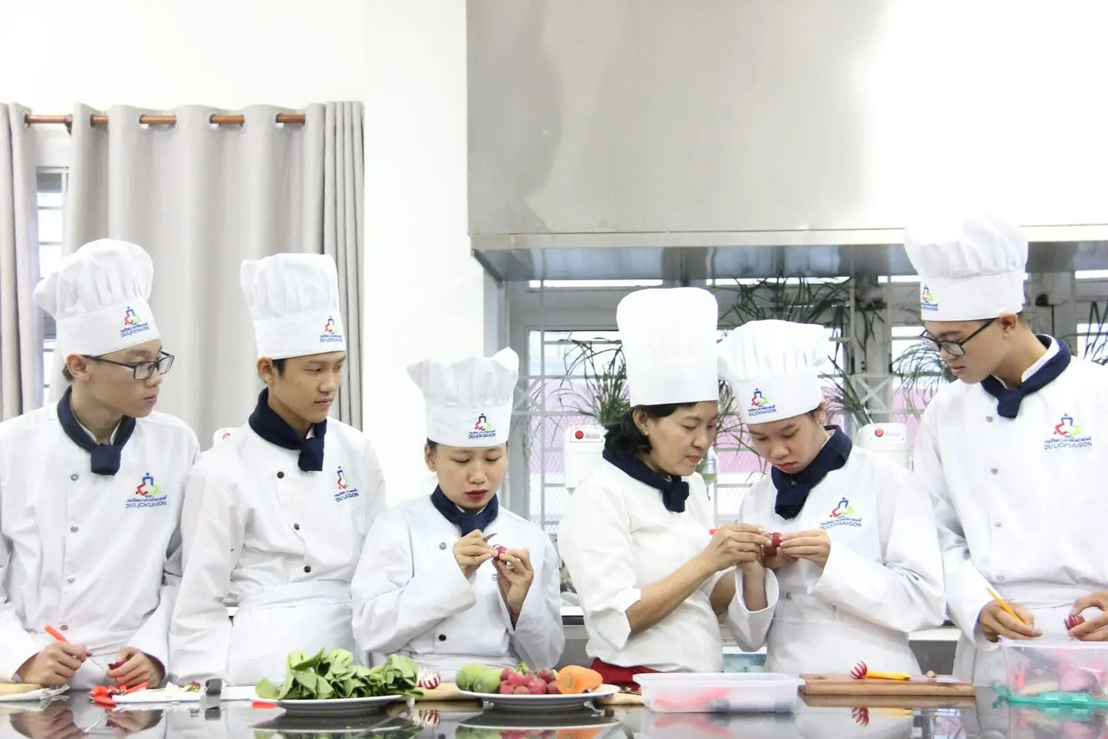 Học Nghề Đầu Bếp Có Cần Bằng Cấp? - Lộ Trình Và Cơ Hội