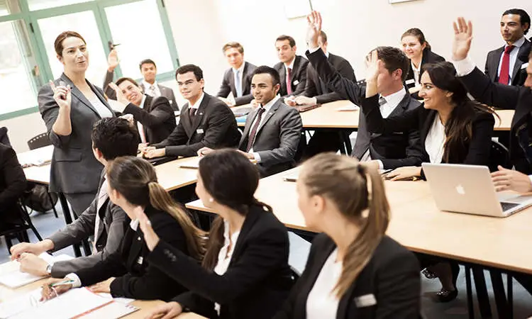 Quản trị Kinh doanh có cần học Toán? Vai trò quan trọng của Toán học