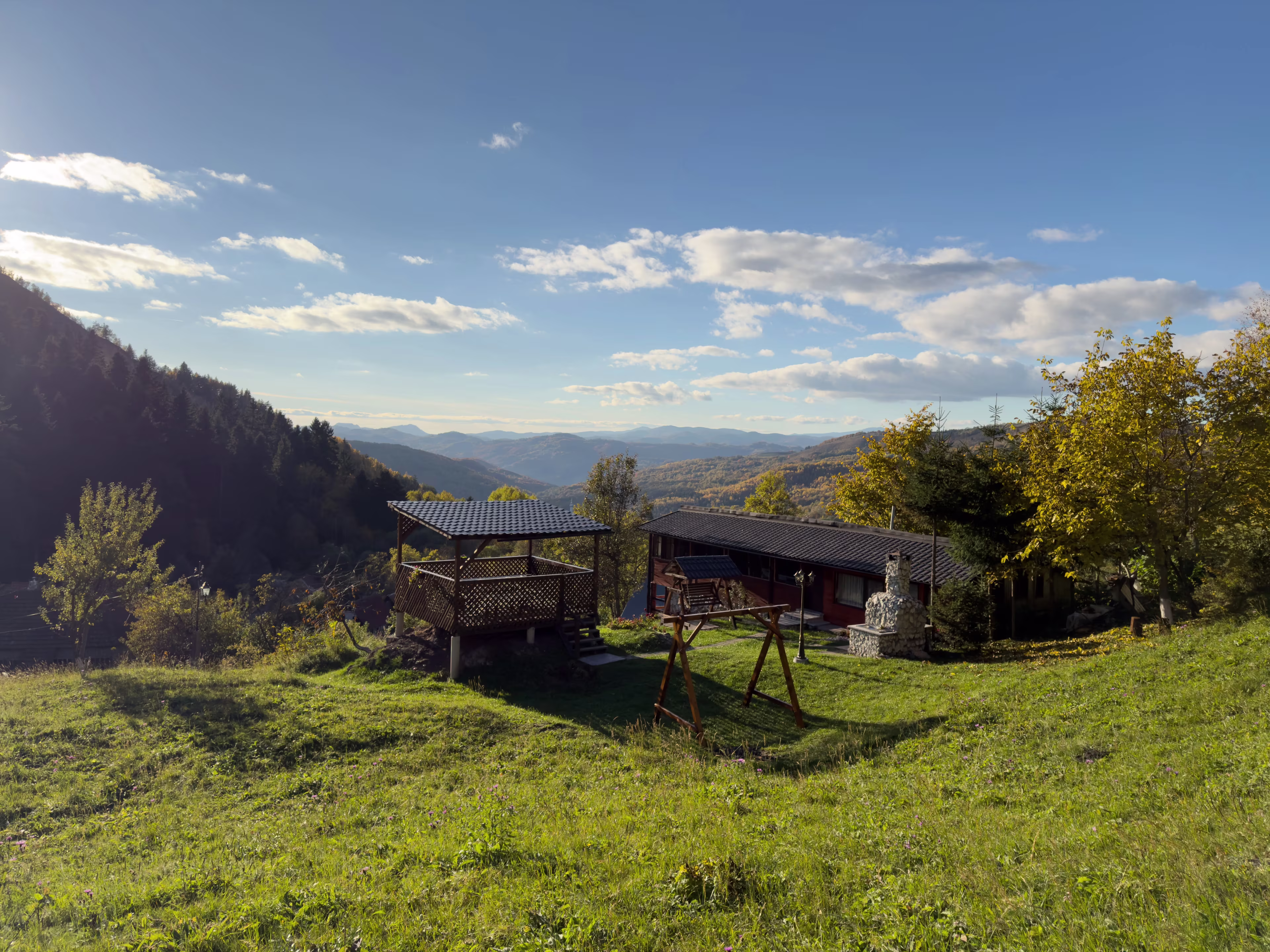 Ceața dimineții ridicându-se peste lacul Tăul Brazi la Cabana Tăul Brazi, cabană montană, Roșia Montană, Munții Apuseni, România - cazare lângă lac