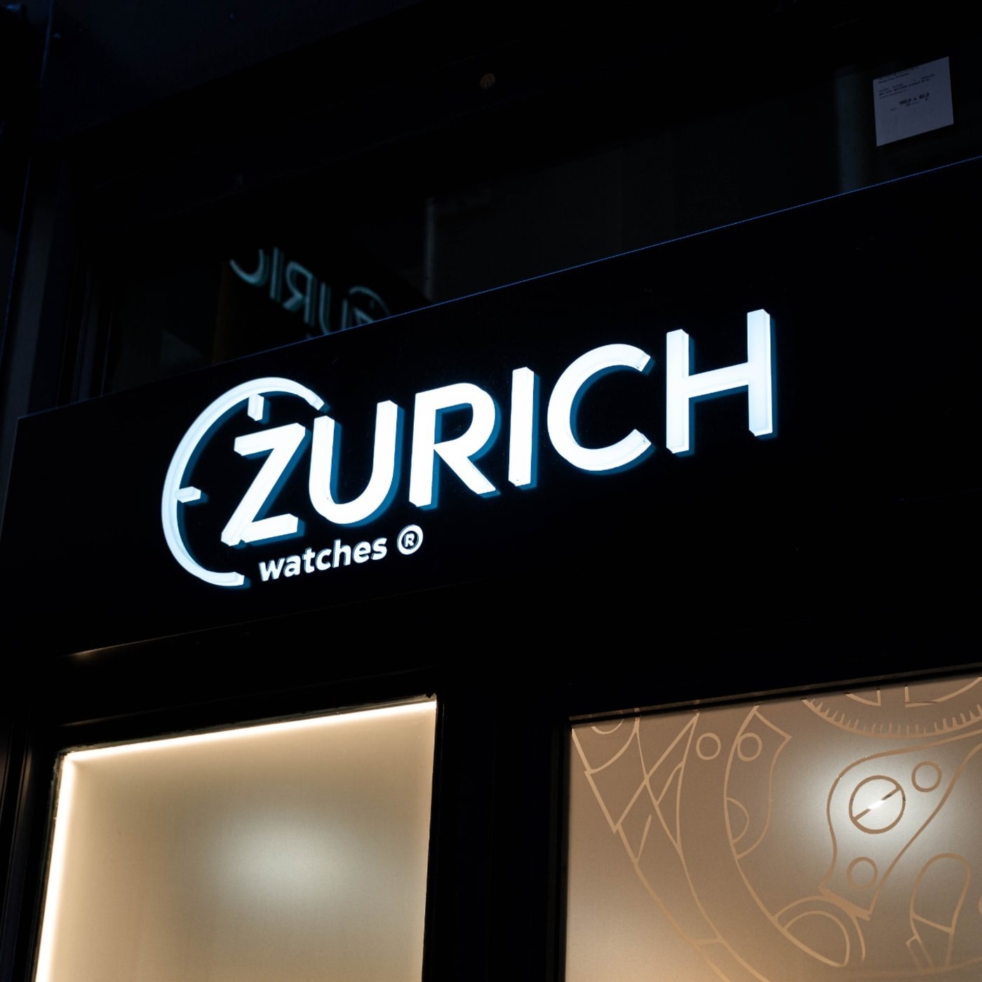 Letrero luminoso ZURICH en la fachada de la tienda