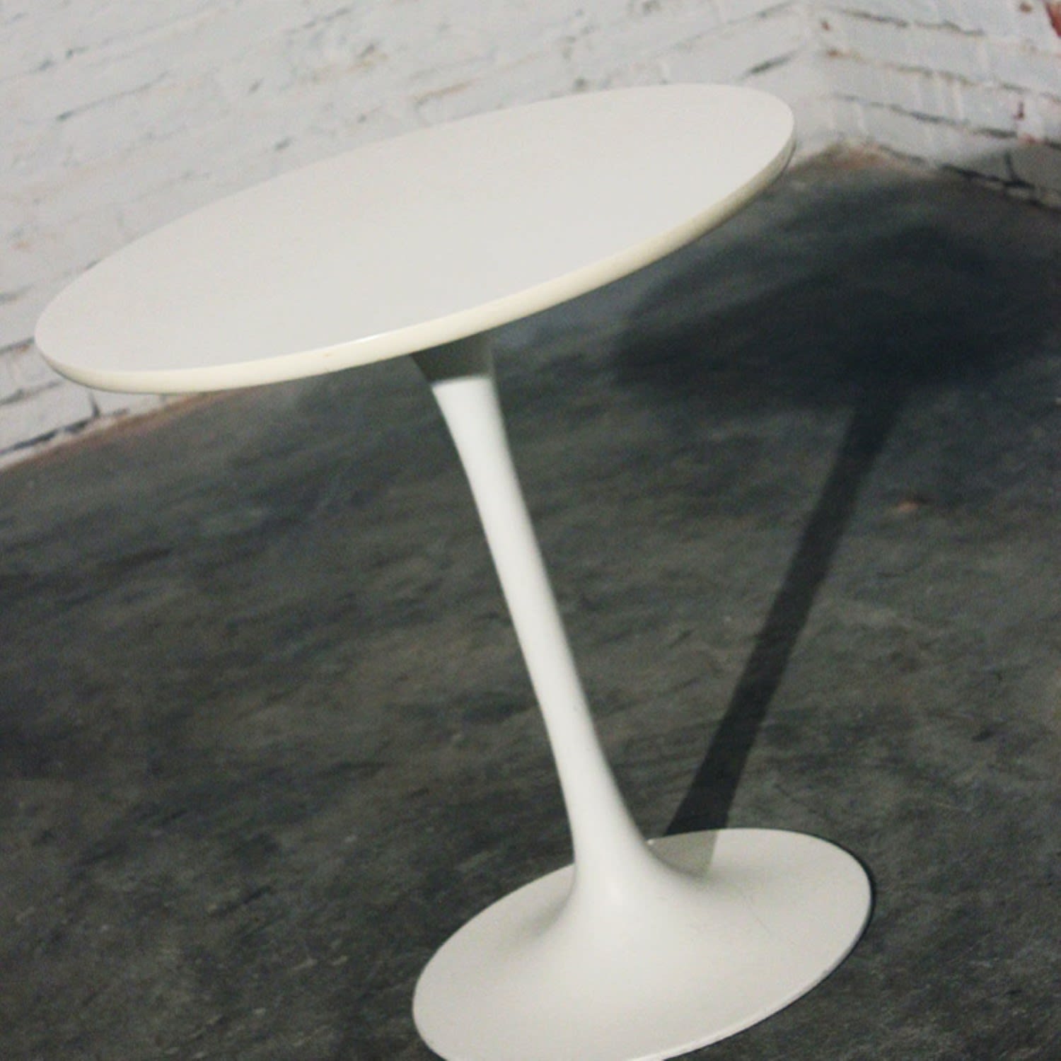 Mid-Century Modern Saarinen-Style Tall Tulip End, Side or Lamp Table