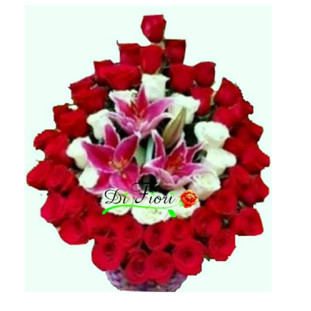 Ramo de rosas rojas en forma de corazón con lirios en Guayaquil - Floreria DIFIORI Guayaquil