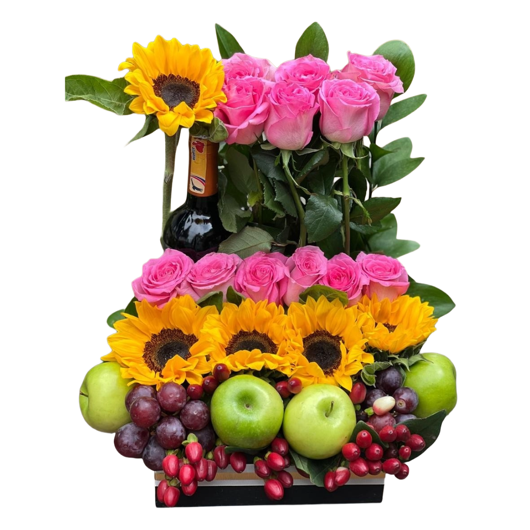 Arreglo con frutas, rosas girasoles y botella de vino en Guayaquil - Floreria DIFIORI Guayaquil
