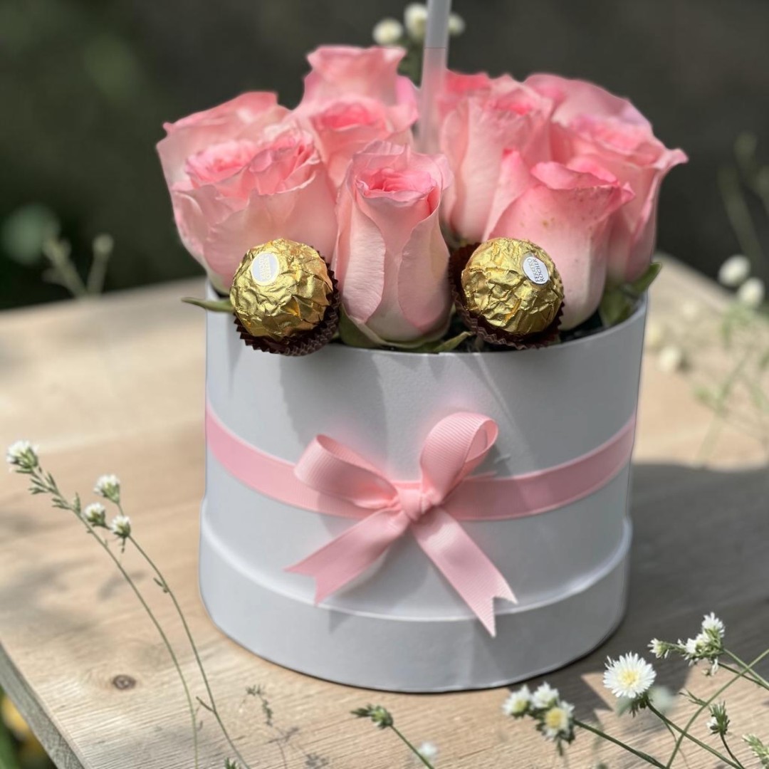 Ramo de rosas rosadas con chocolate, florería en Guayaquil - Floreria DIFIORI Guayaquil
