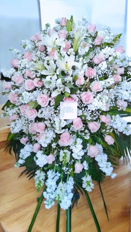 Ofrenda floral extra grande, con rosas, alelíes, con trípode en Guayaquil - Floreria DIFIORI Guayaquil