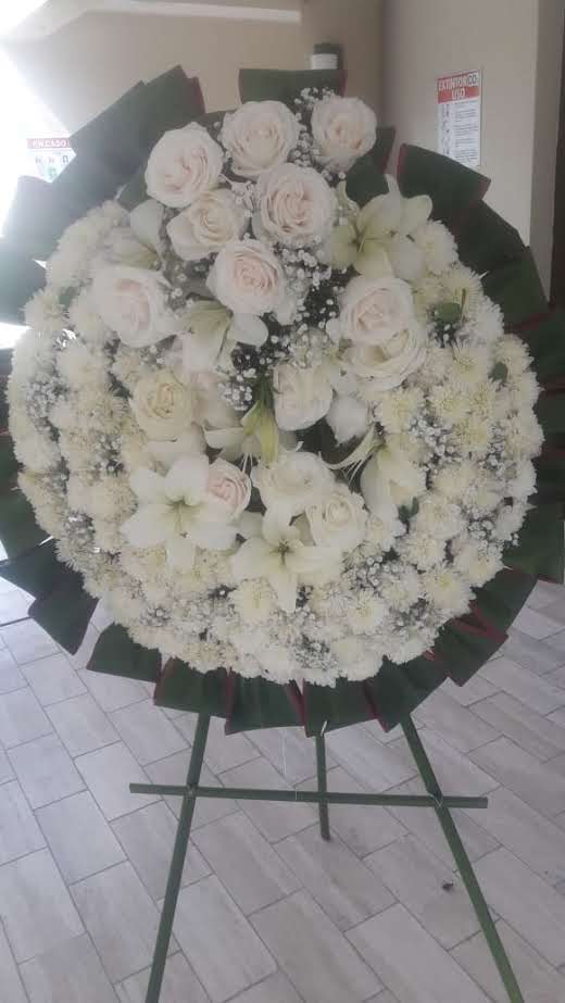 Corona floral con trípode en Guayaquil - Floreria DIFIORI Guayaquil