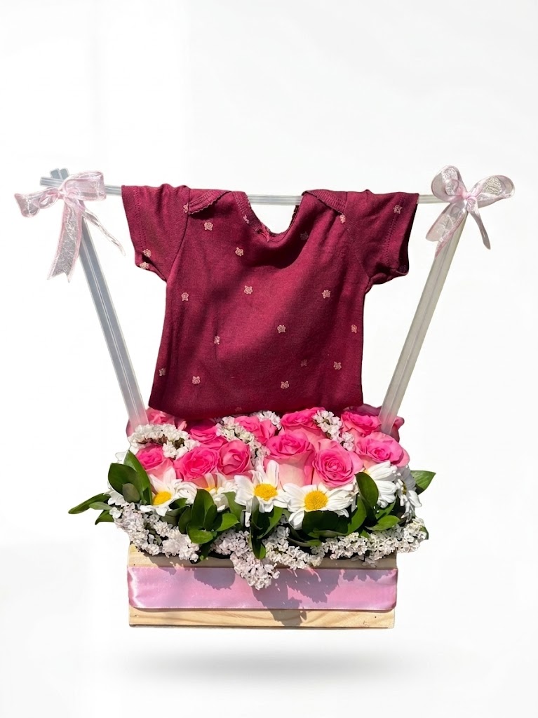 Flores para Nacimiento con Ropa Carter's | Guayaquil - Floreria DIFIORI Guayaquil