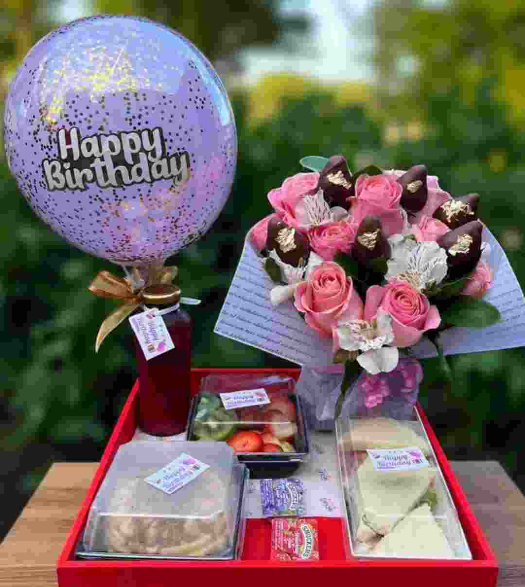 Desayuno Sorpresa de Cumpleaños con Flores y Frutillas con chocolate en Guayaquil - Floreria DIFIORI Guayaquil