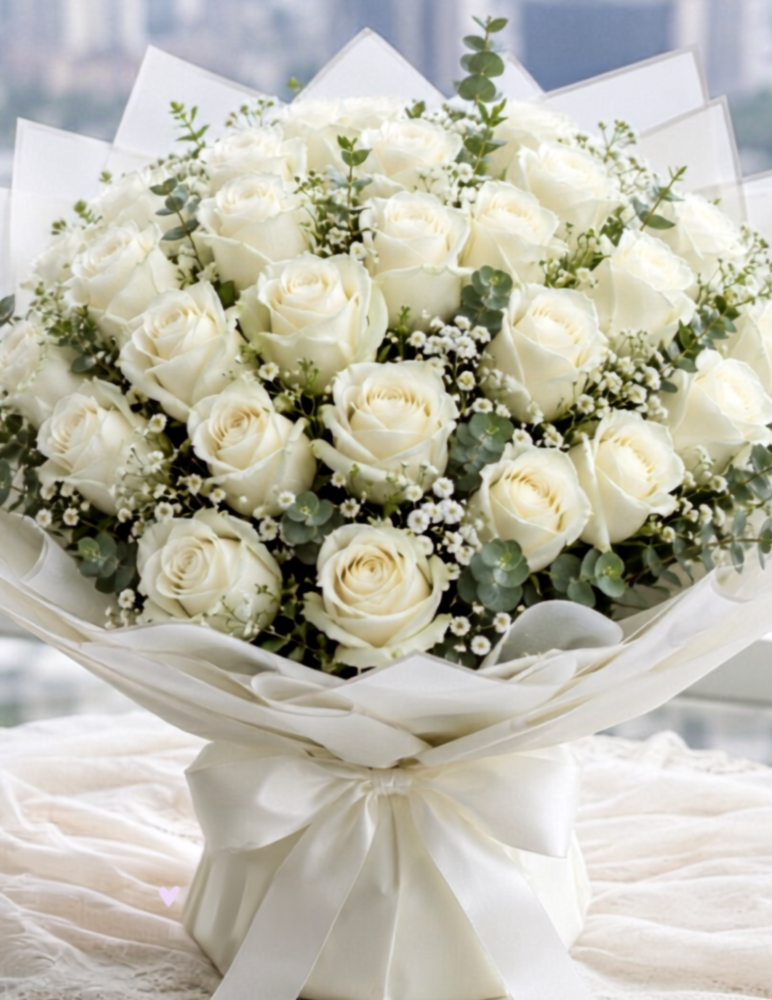 Ramo de rosas blancas para ofrenda floral en Guayaquil - Floreria DIFIORI Guayaquil