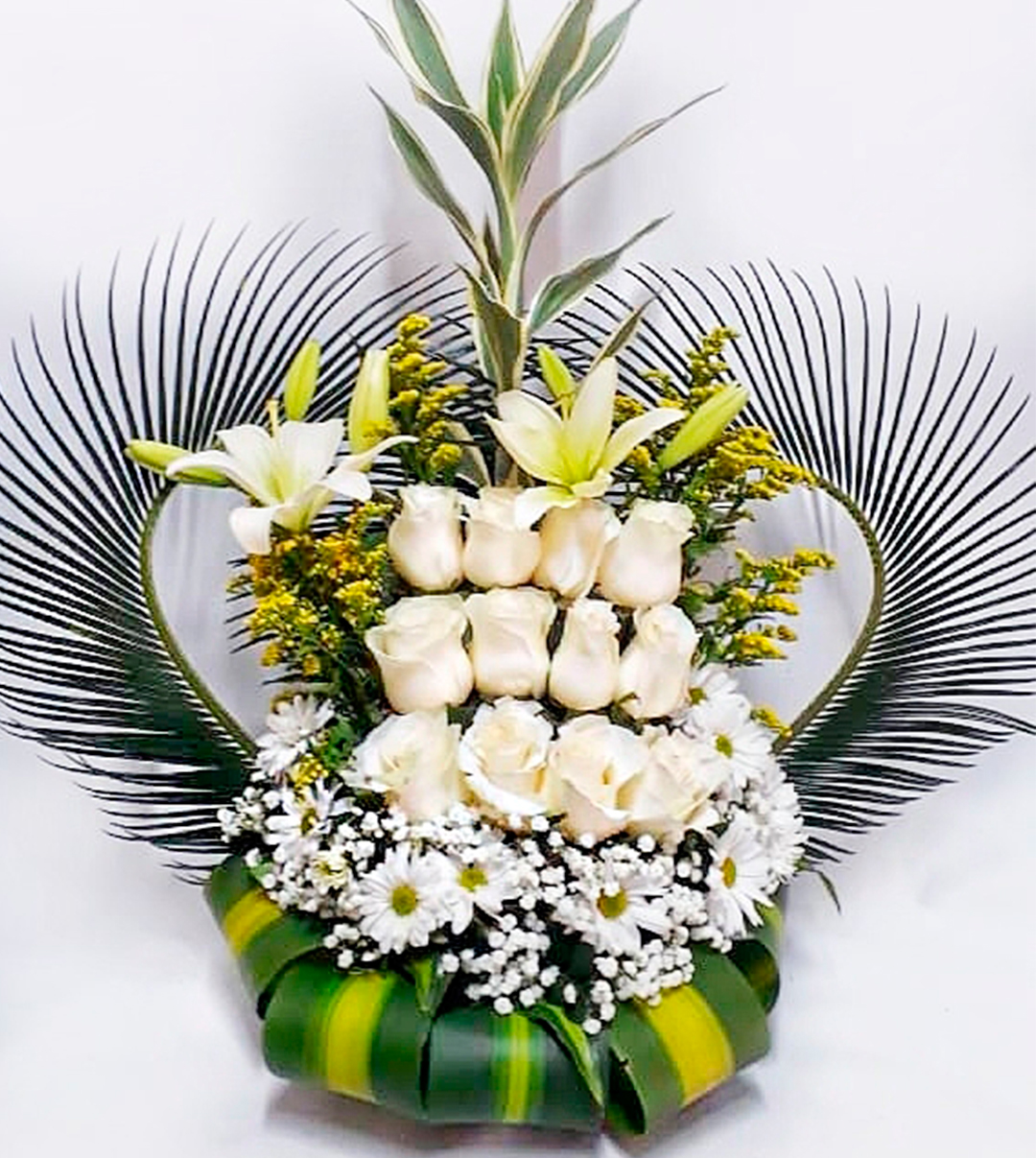 Ofrenda floral en forma de corazón en Guayaquil - Floreria DIFIORI Guayaquil