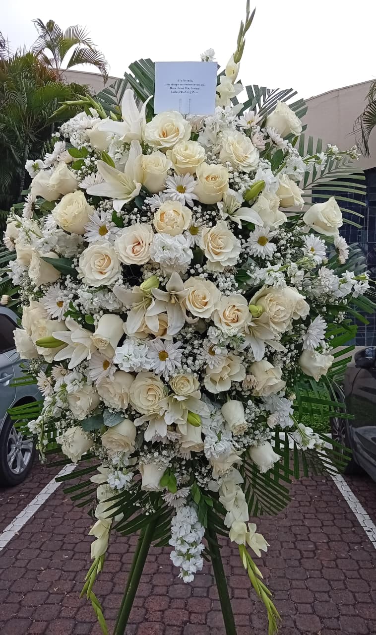 Ofrenda floral trípode en Guayaquil - Floreria DIFIORI Guayaquil