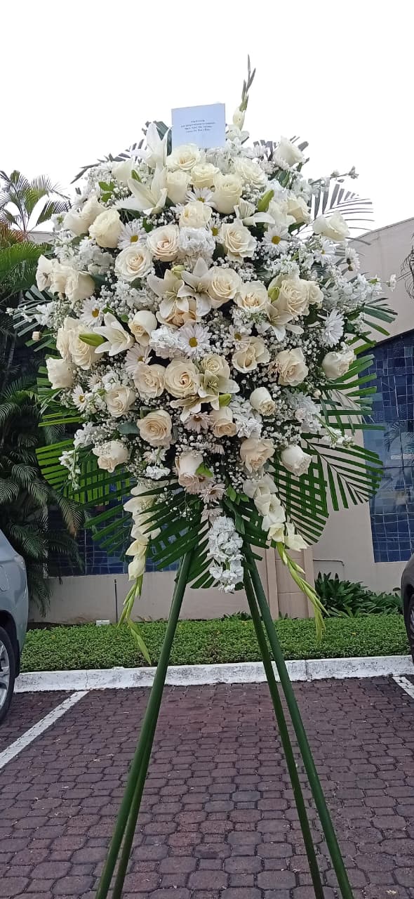 Ofrenda floral tamaño jumbo en Guayaquil. - Floreria DIFIORI Guayaquil