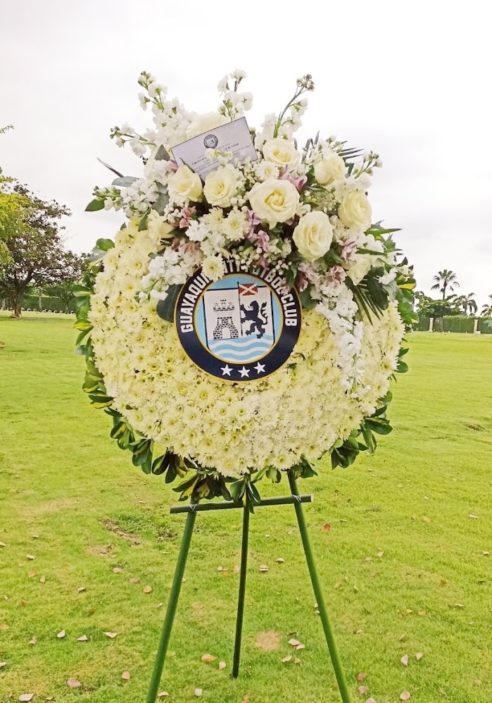 Ofrenda floral con logo de empresa en Guayaquil - Floreria DIFIORI Guayaquil