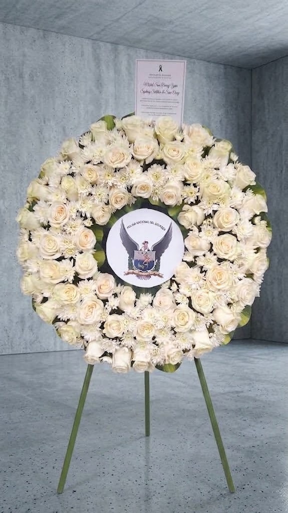 Ofrenda Floral Corporativa con Logo en Guayaquil - Floreria DIFIORI Guayaquil