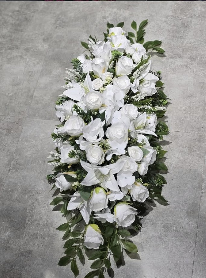 Ofrenda Floral Alargada en Guayaquil | Arreglo Funerario - Floreria DIFIORI Guayaquil