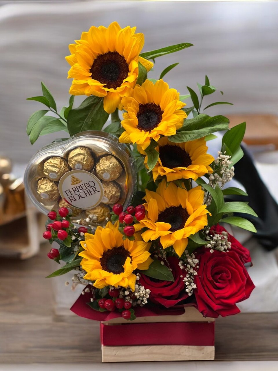 Ramo de girasoles con chocolate en Guayaquil a domicilio. - Floreria DIFIORI Guayaquil