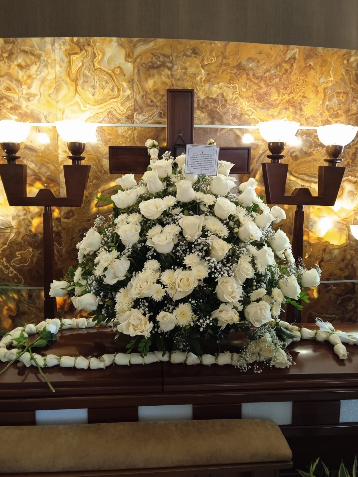 Ofrenda floral ovalada mediana en Guayaquil - Floreria DIFIORI Guayaquil