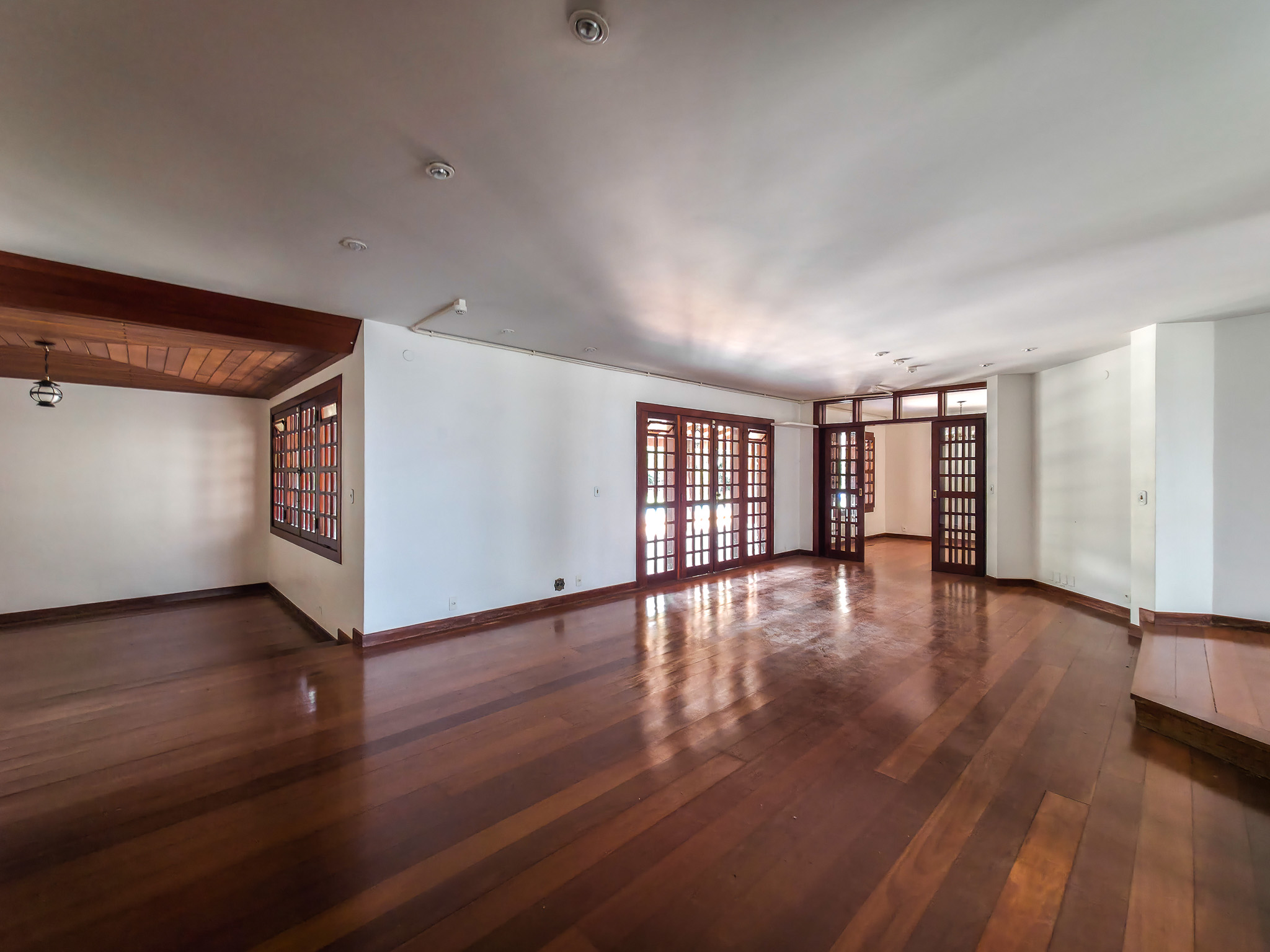 Ampla sala da mansão colonial no Lago Sul