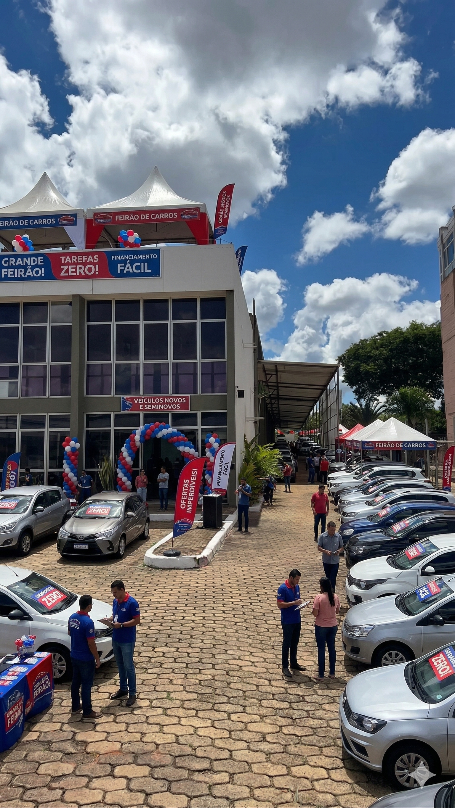 Pátio adaptado para exposição de veículos