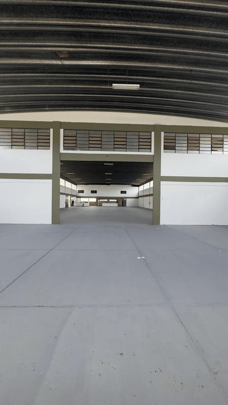 Entrada principal do galpão com amplo acesso