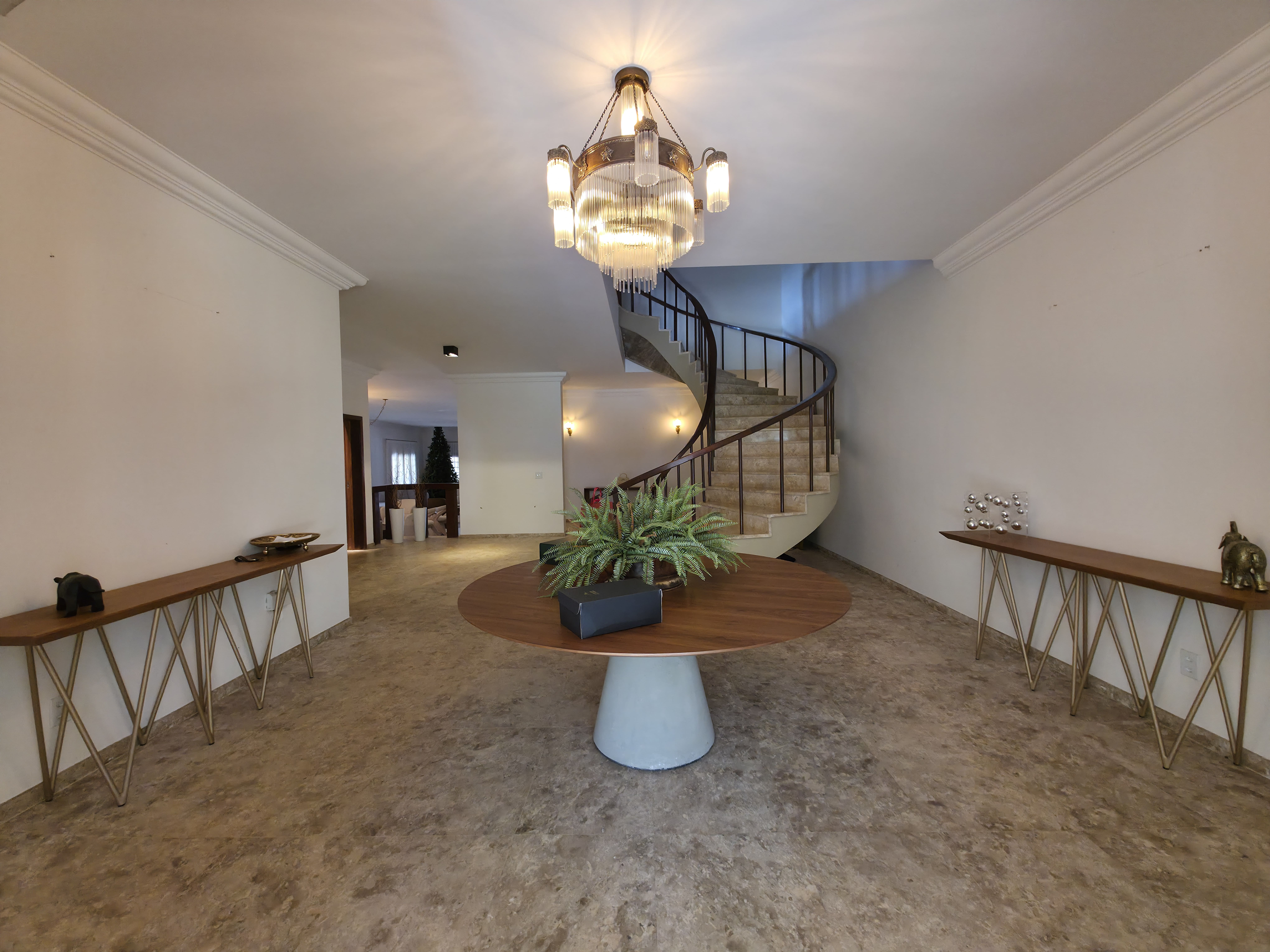 Hall de entrada com escada — SHIS QL 12