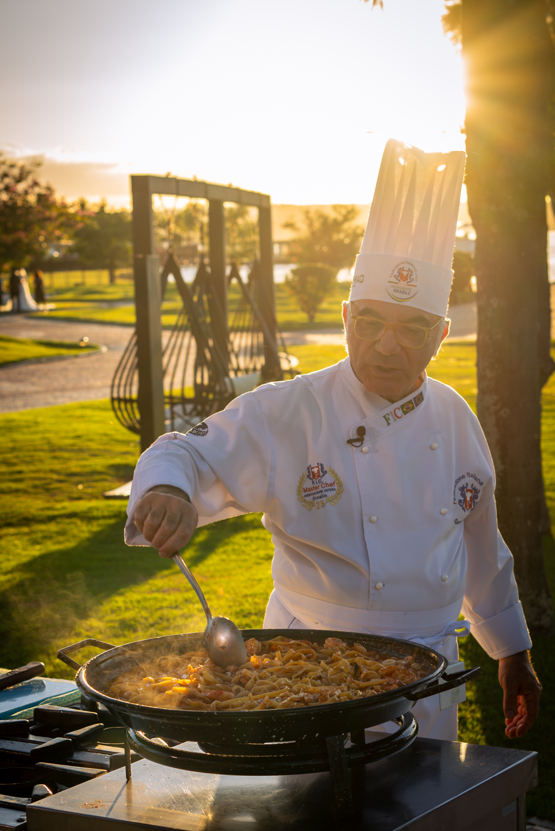 Chef Rosario cozinhando no pôr do sol