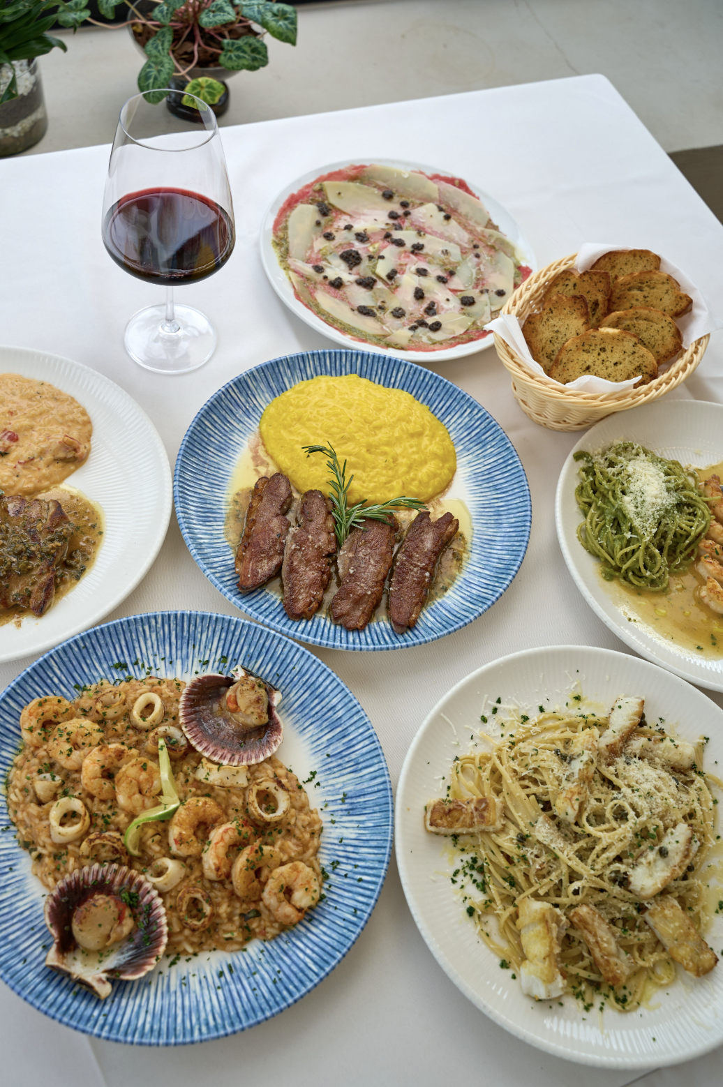 Mesa com pratos italianos