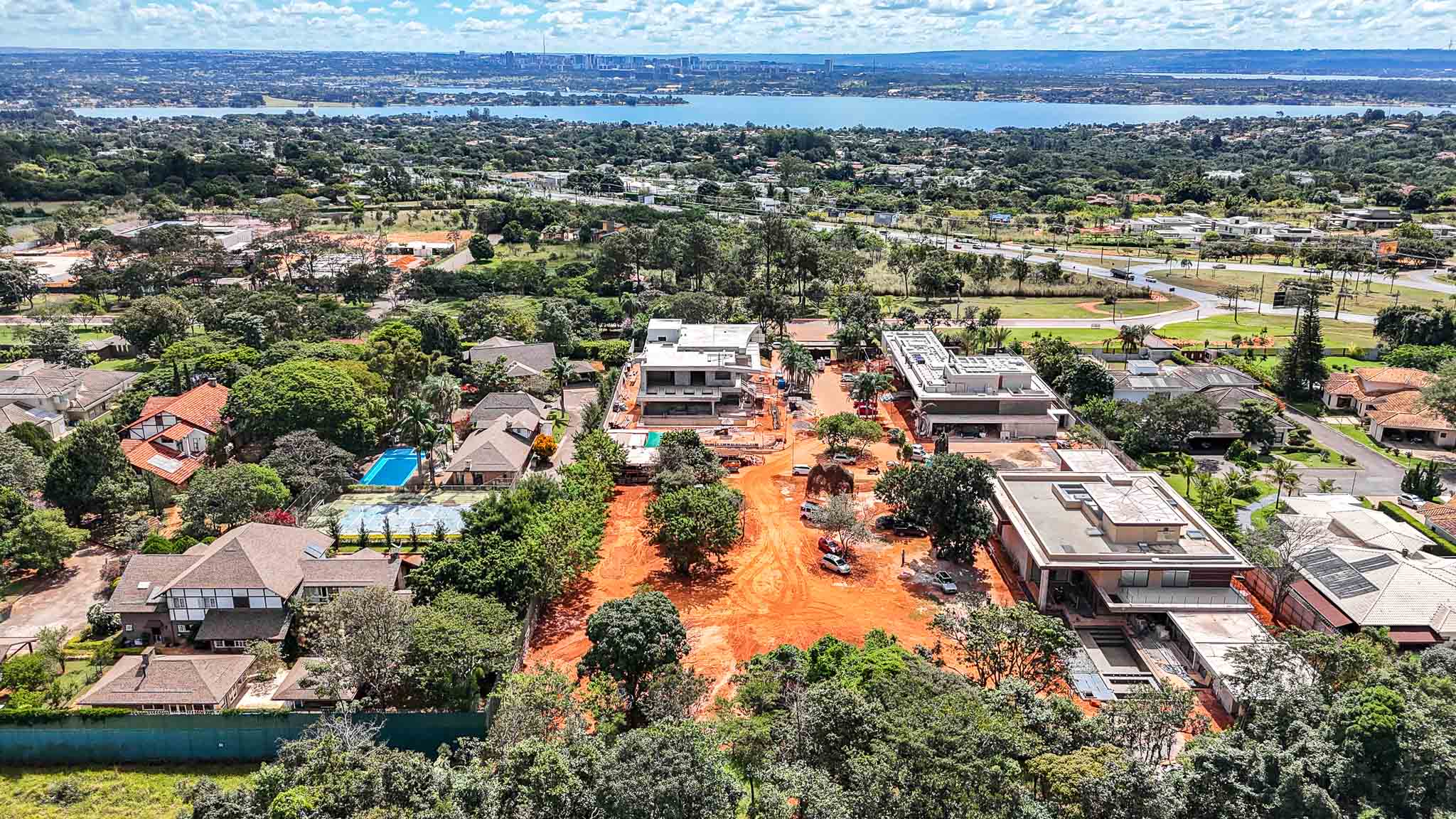 Vista aérea para a cidade e Lago Paranoá