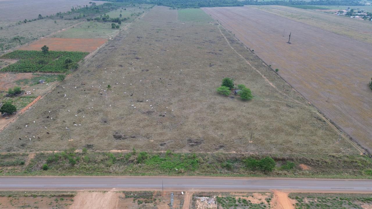 Vista aérea ampla da fazenda