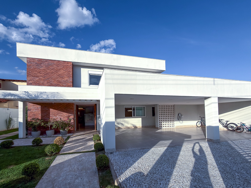 Fachada e garagem coberta