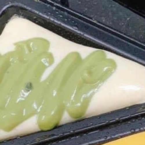 Hot dog sốt kem trà xanh